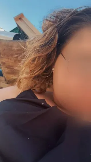 Alexandra, 27