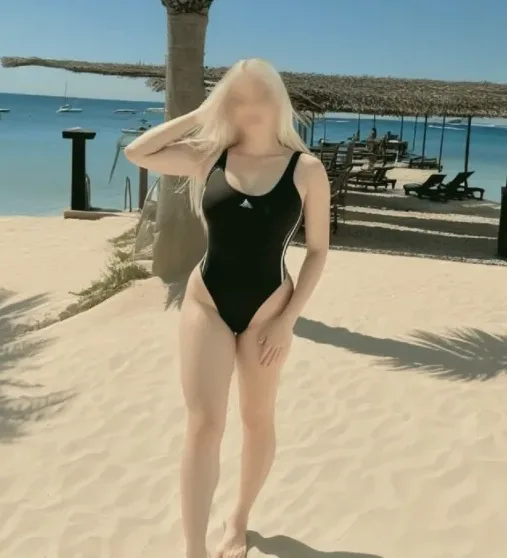 Larissa, 22